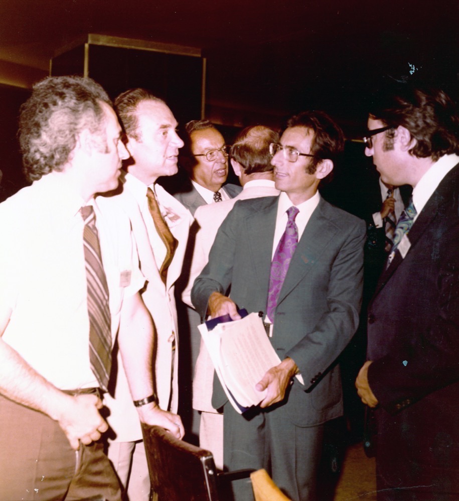 Γ'  Διάσκεψη στην Αθήνα 1977 - Γεώργιος Μπαμπινιώτης και Παναγιώτης Κοντός, Καθηγητές Γλωσσολογίας Πανεπιστημίου Αθηνών, ως παρατηρητές