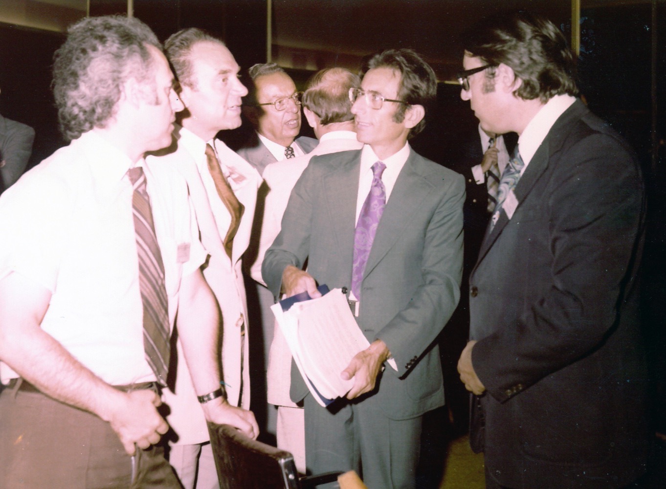 Γ'  Διάσκεψη στην Αθήνα 1977 - Γεώργιος Μπαμπινιώτης και Παναγιώτης Κοντός, Καθηγητές Γλωσσολογίας Πανεπιστημίου Αθηνών, ως παρατηρητές